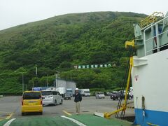 利尻島から50分弱で、【礼文島・香深港】に到着。
車の窓を開けると、7 月とは思えないほど涼しくひんやりとした空気が入ってきました。離島ならではののんびりとした雰囲気もあり、解放感を感じます。