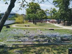 北門通りを挟んで日霊神社の反対側にある二の丸公園に残る武家屋敷跡。
この場所に江戸時代から続く武家屋敷の建物が残っていたが残念ながら10数年前に解体された。今は基礎が残るのみである。