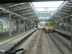 小川駅に到着
ここで国分寺から来た東村山行と列車交換

国分寺線と同じく10分間隔で運転されている拝島線とは5分ずつ出発がずれていて､どちらに乗り換える場合でも5分待ちで乗換ができるようになっています