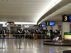 那覇空港に到着しましたが、少し前に到着済みのJAL最終便、結構な旅人の多さかな。
ANAもですけど。