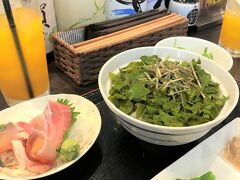 メニューを見てまず目を輝かせたのは娘で、海藻大好きな彼女にとり、メカブ丼は最高のご馳走だ。