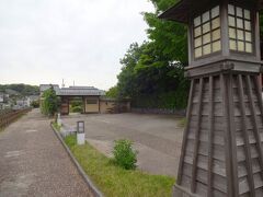 清水邸庭園を見学します。

ちなみに高天神城、横須賀城、そしてこの清水邸庭園は全て駐車場はもちろん、入場は無料です♪♪♪

ボンビー夫婦には最適なルート！（爆）