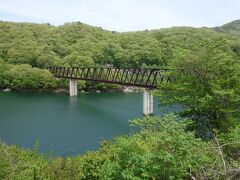 湯西川温泉駅前にある五十里湖と鉄橋。
