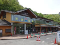 湯西川温泉駅のホームは地下にあります。