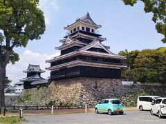 二の丸と中津城本丸の石垣に挟まれた普通車専用駐車場。
正面に見えるのが「模擬天守閣」と大鞁櫓（だいひやぐら）。
どちらも市民の協力のもと奥平家により昭和39（1964）年に建設された。
