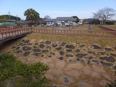 水落遺跡。
「あすか夢の楽市」が向こうに見えてます。
大掛かりな水時計があったのだそうです。
水が段々に落ちる装置だったので「水落」遺跡なのね。
時計は当時は先進的な技術だったとのこと。
その仕組みは説明板を見てようやく理解。