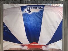 フェステイバルの会場に到着するとこんな垂れ幕が...
青、白、赤はキューバの旗の色。
テンションが上がる。