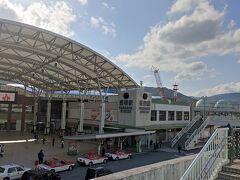 長崎駅到着。
ここで少し問題発生。
マップをもらいに観光案内所に寄ってみると、長崎県の要請でグラバー園など市内の主要な観光スポットのほとんどがGW中閉園。同様に飲食店も午後8時までで閉店となるとの案内。
残念ですが、まあしょうがない。