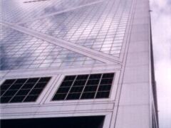 当時の中国銀行（香港）タワーの建物がこの年に完成したばかりのオープン前で営業していない状態で見に行きました。中国系アメリカ人の建築家の設計で三角形を基本に風水を加味して設計されたとの事で有名になり、地上72階建ては当時ではアジア一の高さの超高層ビルでビックリ(◎_◎)
興味があったので1階のロビーで写メし、まだ稼働していないエスカレーターを上ったりあたりを見学していると、『シッシッ』と警備員に追い出されました。(>_<)