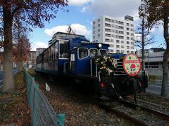 門司港レトロ観光列車「潮風号」のクリスマスバージョンが、タイミングよく通り過ぎて行きました。
