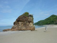 稲佐の浜に到着。
前回訪れた際は、なかったのですが、弁天島の横にお賽銭箱が設置されていました。
今回もご挨拶とお参りをして出雲大社の素鵞社に収めるために稲佐の浜の砂を頂いていきます。