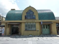 稲佐の浜を後してまず出雲大社の大鳥居へ向かいます。
出雲大社の第二の鳥居の前を通り過ぎて神門通りを通ります。
まずは、一畑電車の出雲大社前駅へ！