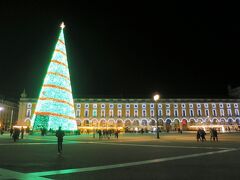 だだっ広い空間にポツンとクリスマスツリー　どうしてもドイツのクリスマスと比べてしまうが地味
　