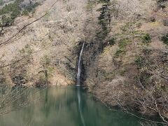 写真を撮り忘れましたが、吊橋を渡り切って10mほど進むと
滝を見るための観瀑台（展望台）があります。
その観瀑台からの写真。
子どもたちは「なんか小さいね」と言っていましたが、
これはこれで風情があるのではないかと思います。

ただ本日３度目の「新緑や紅葉の時期はきれいなんだろうなー」という気持ちに…。