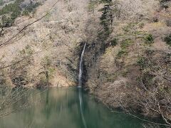 写真を撮り忘れましたが、吊橋を渡り切って10mほど進むと
滝を見るための観瀑台（展望台）があります。
その観瀑台からの写真。
子どもたちは「なんか小さいね」と言っていましたが、
これはこれで風情があるのではないかと思います。

ただ本日３度目の「新緑や紅葉の時期はきれいなんだろうなー」という気持ちに…。