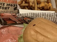 A&Wで、エビバーガーとプティーン。
ホテルの人によるとコロナのため飲食できる店は20時閉店。19時半過ぎてたのでここは持ち帰りのみOK。次々来る客で店員さんの気持ちが追いついてない雰囲気だった。

ホテルの屋上テラスに行ってみようと思っていたのに、泳ぎ疲れたのか寝てしまった。