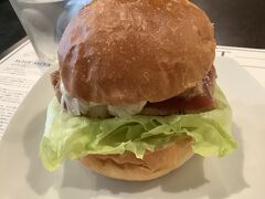 宮古島で車がなくて行けなかったダグズバーガーでマグロのサンドイッチ。
珍しいし、お魚の旨味を感じておもしろいと思ったけど、1,400円ちょっと高いなあ。飲物と合わせると2,000円になる。