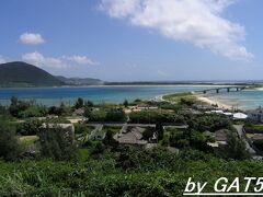 ダイビング後はレンタカーを３時間借りて南の野甫島へ。
野甫島の展望台からの風景。橋の向こうが伊平屋島です。
野甫島１周１０分で周れます。