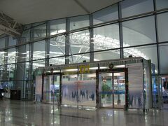 バスを降り、空港の入口に向かうと、自動ドアには雪景色が。

外国人観光客へのおもてなしか、それとも、ベトナム人の雪国に対する憧れでしょうかね。