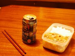 約10時間弱かかり青島定宿ゲストハウス風樹に到着
１Ｆドミは賑やかにやっている最中
福岡からのスキムボード４人一行で
スキムボードという、波打ち際で薄いボードに走って飛び乗るやつ
たまに湘南でも見かけるけど
福岡の志賀島がいいらしい

聞くと女子はプロで、世界大会に出ている大分のＯ嬢

こっちは昼ちゃんぽん食べたので、残った地獄蒸し弁当を
賑やかな夜
宮崎レジェンドサーファの大阪のMさんも来ていた
毎回一瞬になっているな
