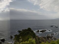 5分程歩いた岬の先端の展望所からの眺め。天気が良ければ四国も見えるとか。