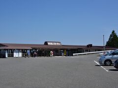 ●比叡山峰道レストラン

再びシャトルバスに乗って「横川」を出発し、「西塔」との中間地点にある「峰道」にて途中下車し、ちょっと遅めのランチに。
比叡山内で食事を取れるところは限られており、その中でもこちらが１番規模の大きいレストランになります。