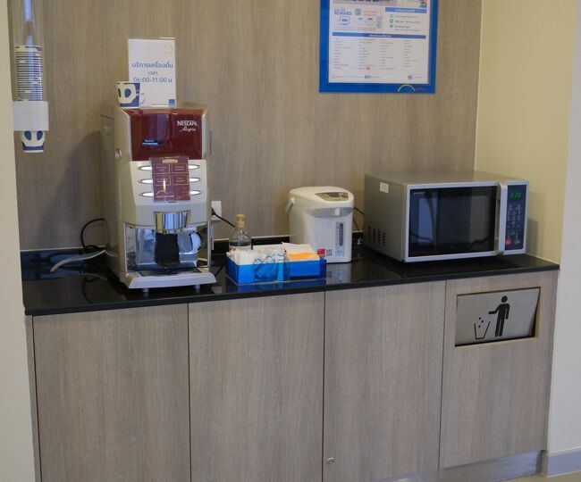 無料のコーヒーは朝６時～１１時まで、種類はモカ、など6種類あります。<br />有料ですが冷凍食品もあり電子レンジで温めて食べれます。