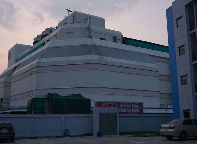 ホテル隣に古いデパートがあります。