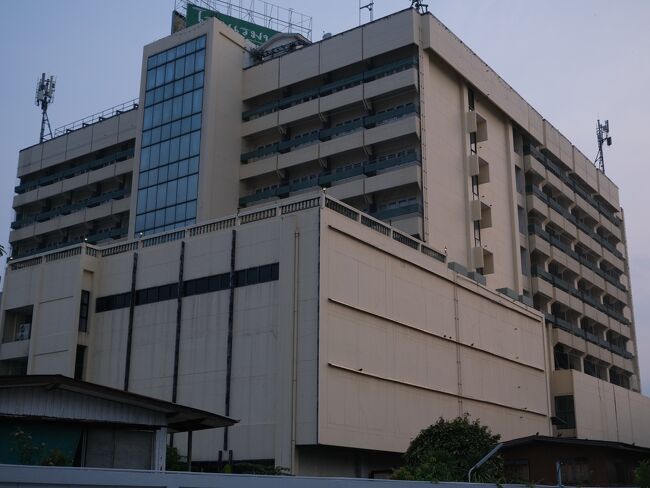 ホテル隣に10年前に泊ったことの有る古いホテルがあり、表の張り紙では1泊380Bに値が下がったようだ。