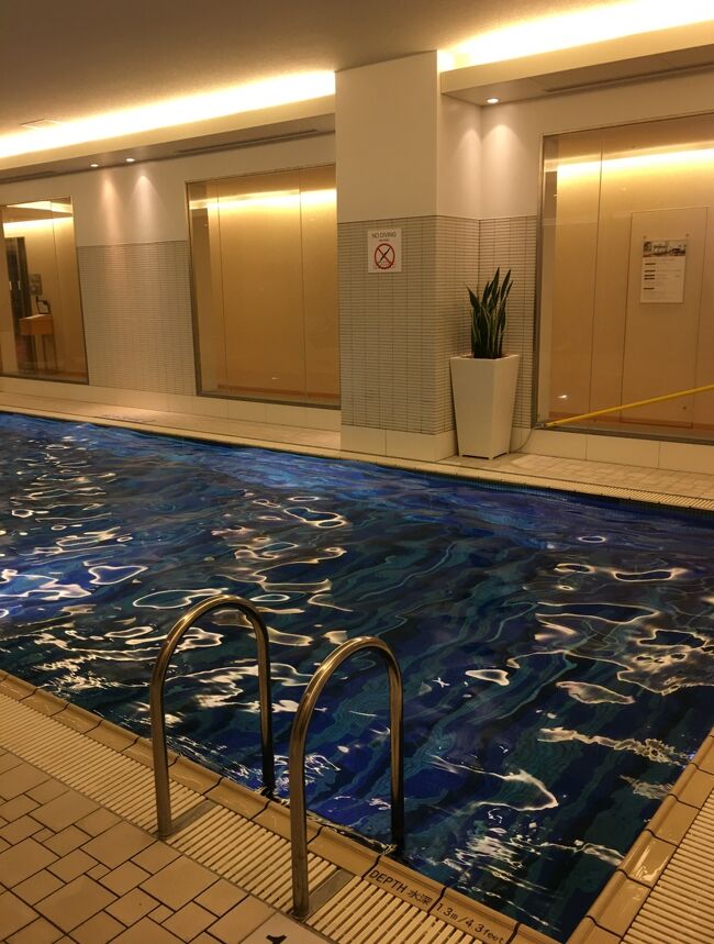寝る前にプールで運動します。<br />こちらのプールは初めての利用です。