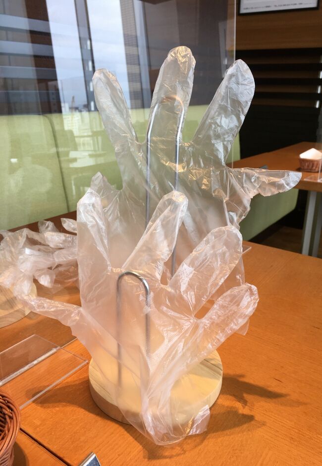 手袋置き場がありました。これは初めてです。<br /><br />今日もプールで運動します。