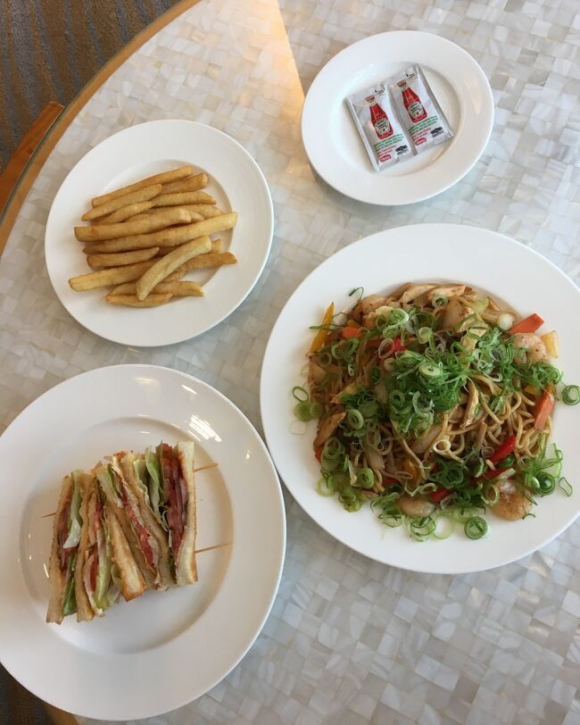 2021年5月15日(土）<br />昼食にルームサービスでクラブハウスサンドと焼きそばお願いしました。