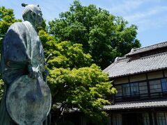 『中の家』は、渋沢栄一の実家である。
渋沢家は、名字帯刀を許された家で、米や麦、養蚕の他、藍玉造りを生業としていたそうで、藍玉造りの技術は高かったらしい。
渋沢栄一が生まれた頃、母屋は茅葺屋根だったそうだが、現在の建物は、跡を継いだ妹夫妻が明治になってから建てたものだそうだ。