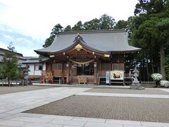 ◎諏訪神社の御祭神
建御名方神（たけみなかたのかみ）
天照皇大神（あまてらすすめおおかみ）
大山津見命（おおやまつみのみこと）
品陀和気命（ほんだわけのみこと）
菅原神（すがわらのかみ）
保食神（うけもちのかみ）

主祭神の建御名方神は大国主神の御子。
国譲り神話の際、天照大御神の使者である武甕槌神（たけみかづちのかみ・鹿島神宮の御祭神）と相撲を取りました。
そこから、武甕槌神と同様に武運長久の神として識られております。
また「ミナカタ」は「水潟＝諏訪湖畔」を表し、もとは水神であったとされます。

◎諏訪神社について
大同2年（807）坂上田村麻呂大将軍により創建。
源頼義公や南部重信公が崇敬した御社で、神仏習合の時代は「諏訪山護国寺」と申しておりました。
現在の御社殿は平成19年（2007）改築。




