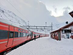 再びベルゲン急行に乗り、山間のミュルダールという駅へ。
この年は暖冬で都市部では雪なんて見かけませんでしたが、標高も緯度も高いスカンディナヴィア山脈に来たことを実感しました。
