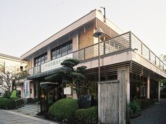 宇治市観光センター。勿論クローズしている。

建物前には万葉歌碑〝ちはや人　宇治川波を　清みかも　旅行く人の　立ちかてにする〟が刻まれていた。