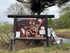 「そばの実」の脇の道を進むと「鏡池」

『熊出没注意！！』の看板もあります。
２日ほど前に、戸隠で熊出没したらしいです、、、
熊よけの鈴が一番欲しかった瞬間です( *´艸｀)
