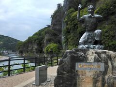 　青の洞門を掘った禅海和尚の像です。説明板によると、江戸時代、人も馬も、競秀峰の高い岸壁に造られた鉄の鎖を命綱にした大変危険な道を通っていました。諸国巡礼の旅の途中にここに立ち寄った禅海和尚は、この危険な道で人馬が命を落とすのを見て心を痛め、享保20年（1735年）から自力で岸壁を掘り始めたそうです。