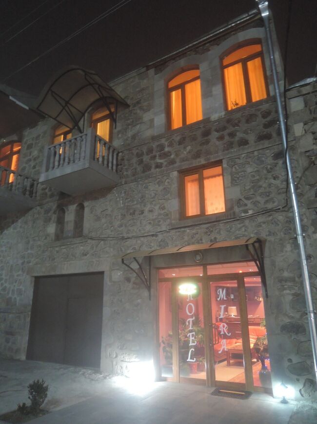 灯りの点いていたホテルに何とか到着。