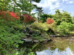 で・・ちょっとした庭園？きました！！ここで頂きましょ♪
池があってサツキが燃えるように咲いていました！！

アイスがキンキンで美味しかったですよぉ～(*´▽｀*)
クレープなんて興味ない筈の相方が。。
美味しい美味しいってアイスをバクバク食べちゃって(^^;
