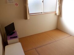 普通のおうちみたいなお部屋　新しくてきれいだし、寝るだけなんで充分　お隣がAコープ、空港バス停目の前、白谷雲水峡行きバス停は5分位なのもポイント高し
価格重視できれいさを求める方にはピッタリ　Wi-Fiもサクサク