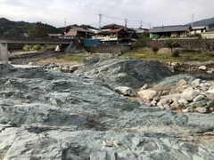 川の向こうにある青岩公園。
河原に文字通り青い岩が広がっていて圧巻の風景でした。