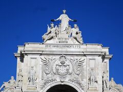 てっぺんに勝利の女神像、その下はポルトガル王家の紋章　左右にはヴァスコ・ダ・ガマと大震災復興に力を入れたポンバル侯爵の像がある