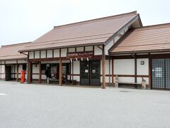 コミュニティハウスと併設、ということみたいですが、
こちらが多賀大社前駅。
やはり、神社の最寄り駅だからか、どことなく神社の建物感。
