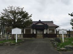 11:32　本日41km（トータル280km）

山越駅を通過。
山越には日本最北の関所があったので、その建物をイメージして作られた駅舎です