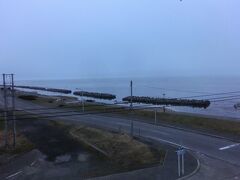 昨夜は暑くて、暖房を切って寝た。
明け方に寒さで目を覚ます。
最低気温は1度。

北国の朝は早い。
カーテンを開けると、薄明のオホーツク海が見えた。