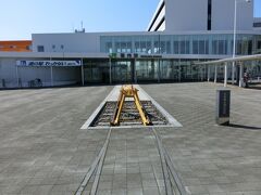 稚内駅は、2011年に新築された。
古い方の駅舎は現在の稚内駅より北側、防波堤ドームのあたりにあったらしい。
この線路あとは古い駅まで続いていた、実際に使われていた線路をモニュメント化したもの。
この黄色い車止めの向こう側にも旧の線路が延びており、それは新しい駅舎の中を貫通し、今使われている宗谷本線に繋がっている。