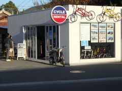 直島、宮浦港に到着、港のすぐ近くにはレンタルサイクル店が３～４軒並んでいます。事前に予約をおすすめします。この日はどのお店もすでに電動自転車が予約済みか、貸し出し済みで普通の自転車しか借りられず、そちらで周りました。
１日３００円なのはお安くて良いのですが(電動自転車は１０００円)