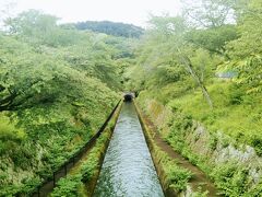 三井寺の手前で琵琶湖疏水の水路に行き当たる。写真の奥が京都側へ通じるトンネルの入口。琵琶湖疏水関係の施設を見るのはこれが初めてである。