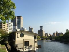 元安川に浮かぶ『かき船かなわ』

牡蠣の名産地広島だけど生ガキを食わせてくれるお店はなぜか少ない・・・
ここは採れたての